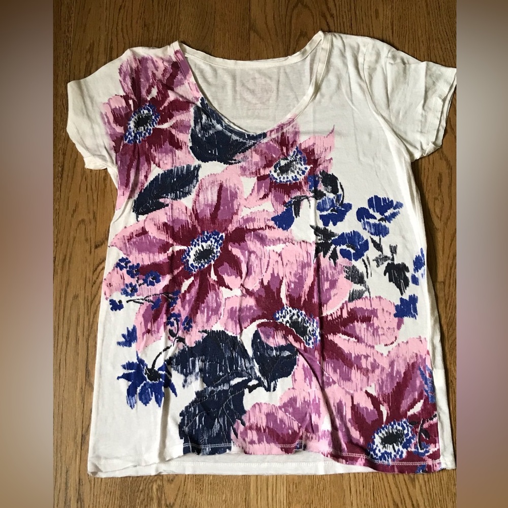 Lucky Brand tee with flowers in EUC